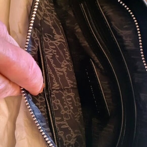 ✅️Avery Bag Black - NO LONGER AVAILABLE IN US - BNWT - Averyy Bag $140 - - Picture 5 of 9